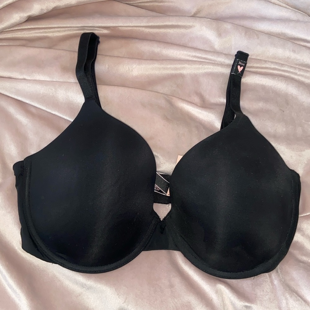 NWT Victoria’s Secret 36DD 
Color:Black
